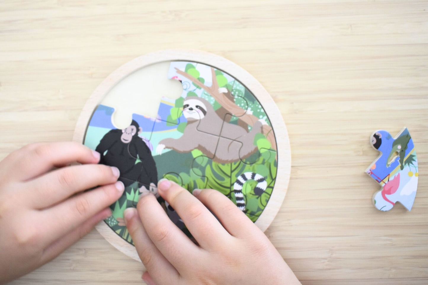 WILD BUDDIES 9PC ROUND JIGSAW PUZZLE HANGING AROUND