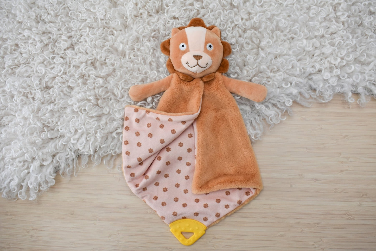SNUGGLE BUDDY HUGSWORTH LION BLANKET - Bamboo Sprout