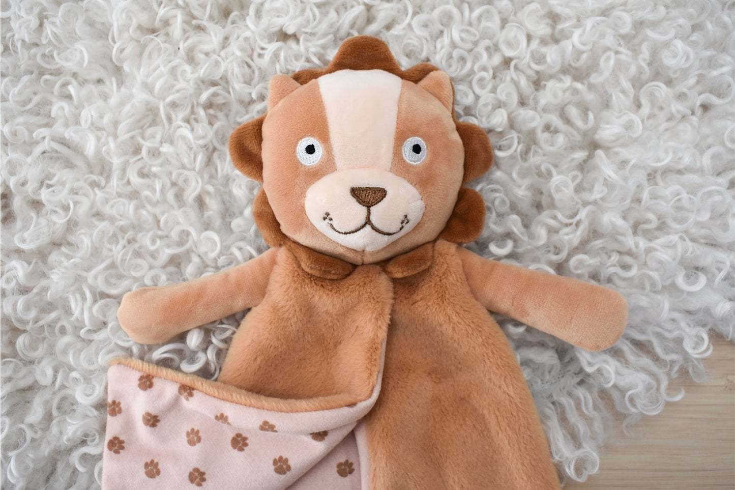 SNUGGLE BUDDY HUGSWORTH LION BLANKET - Bamboo Sprout