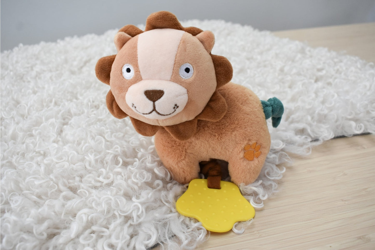 SNUGGLE BUDDY HUGSWORTH LION JIGGLER - Bamboo Sprout