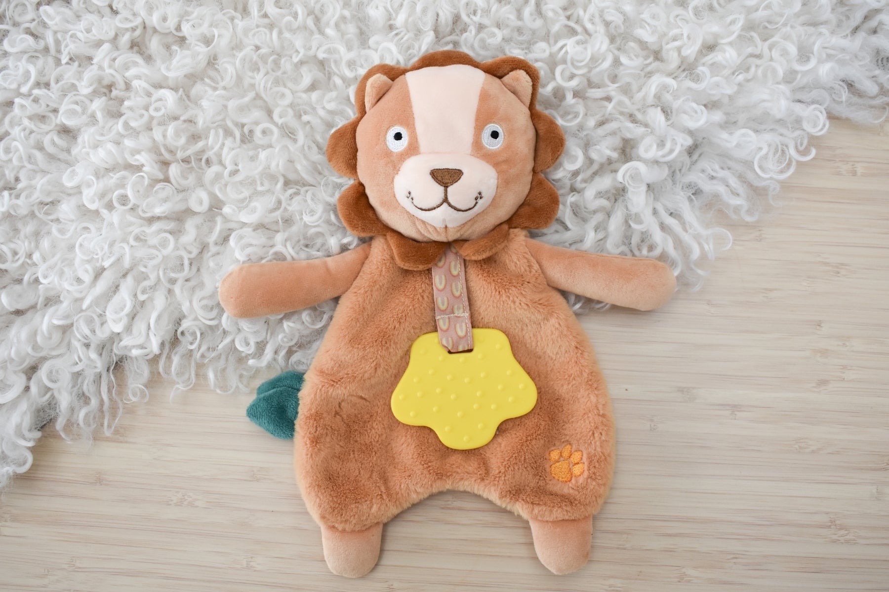 SNUGGLE BUDDY HUGSWORTH LION SOFT SNUGGLER - Bamboo Sprout