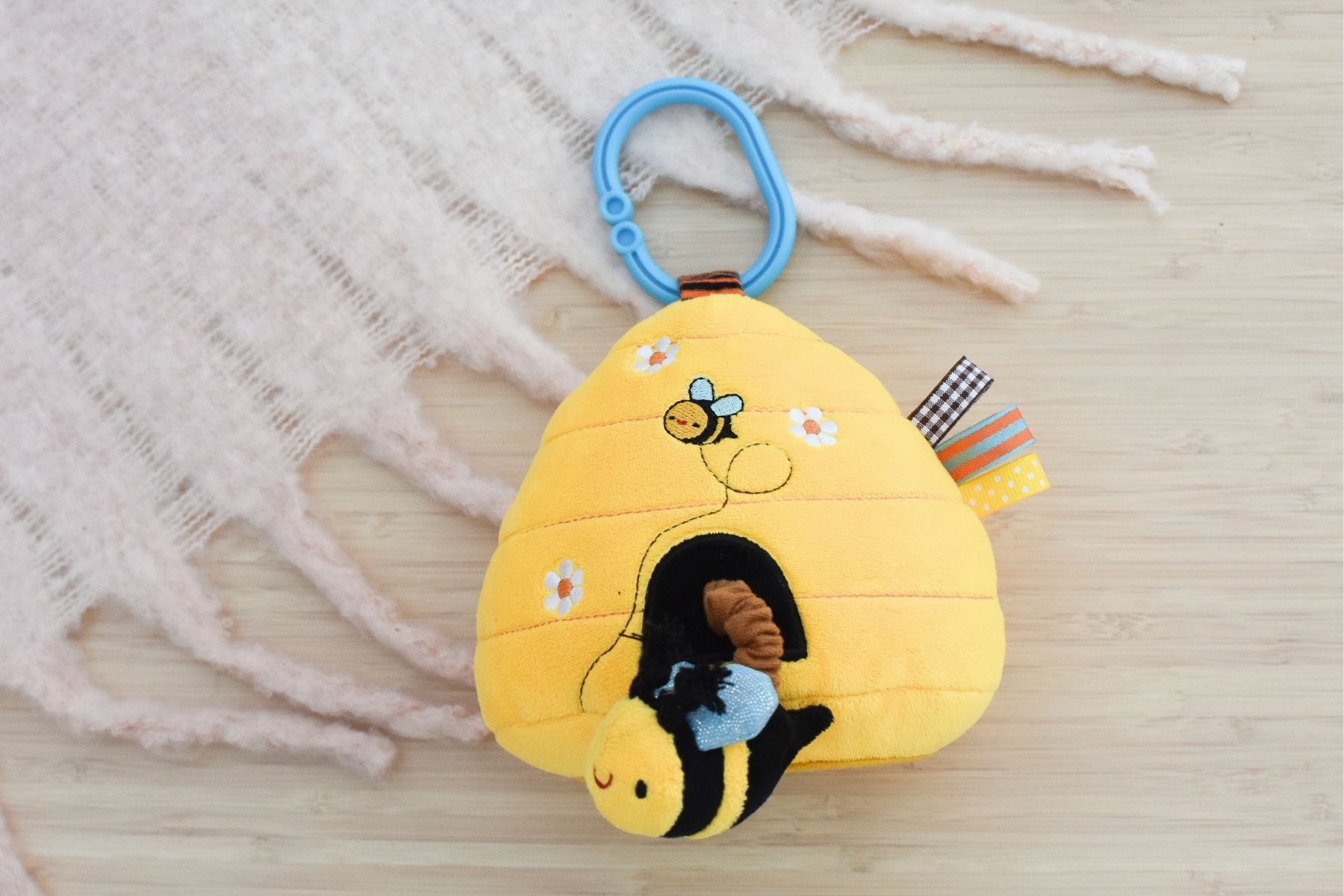 SNUGGLE BUDDY HUNNY BEE HIVE HANGER - Bamboo Sprout