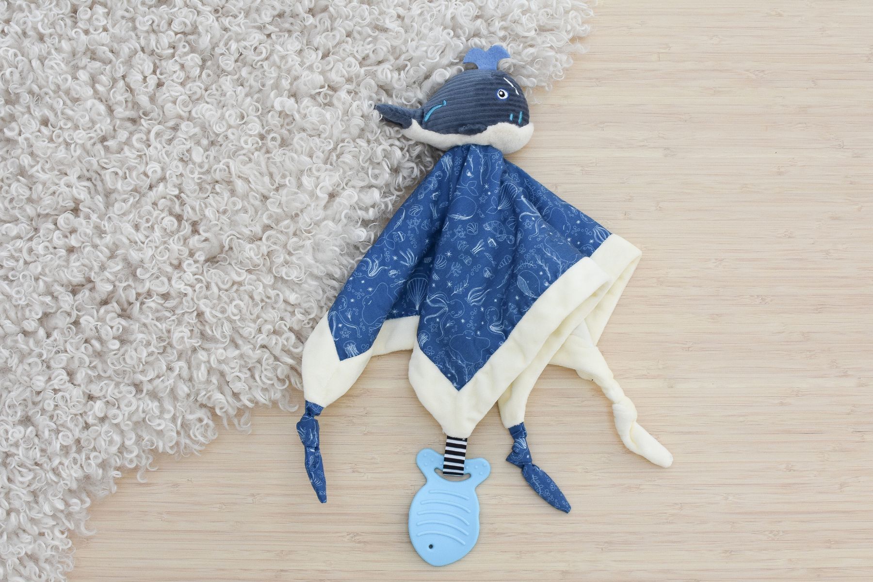 SNUGGLE BUDDY SPLASHY WHALE COMFORTER - Bamboo Sprout
