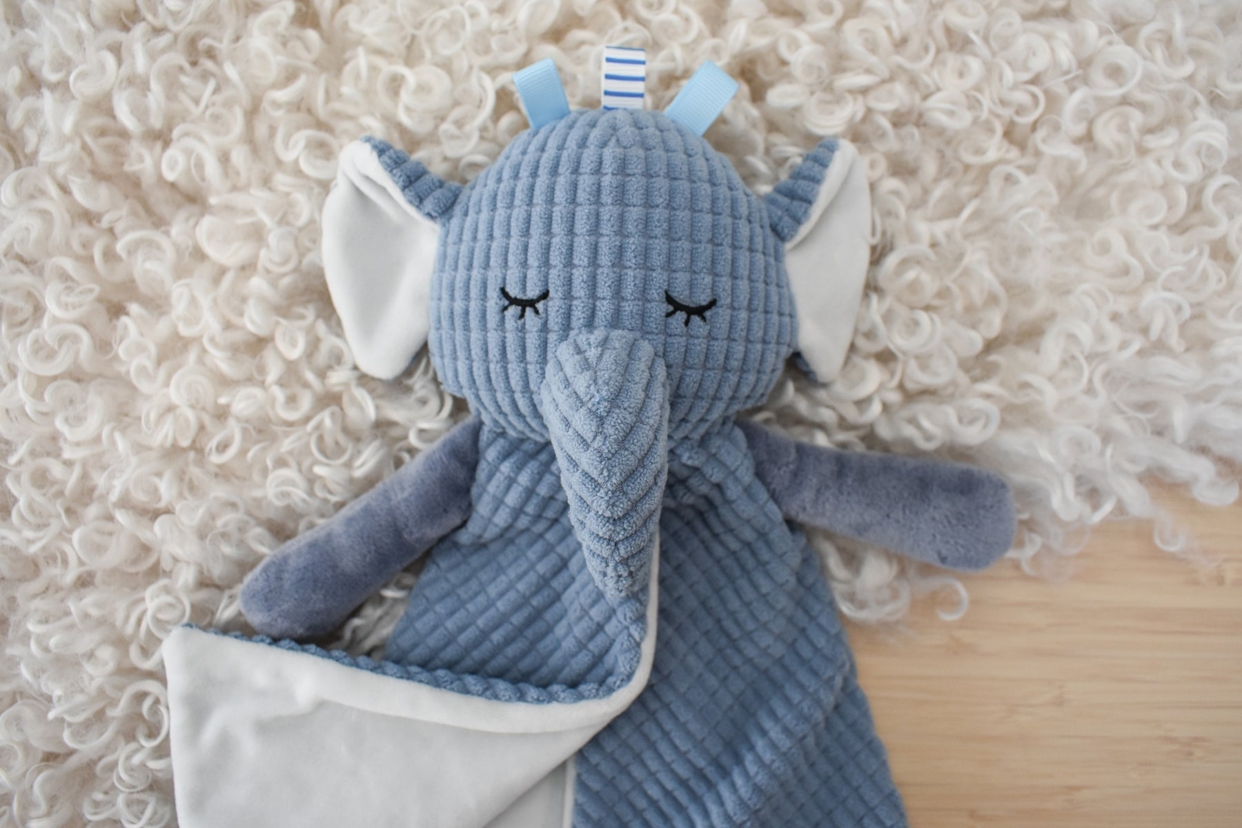 SNUGGLE BUDDY TRUNKS ELEPHANT BLANKET - Bamboo Sprout